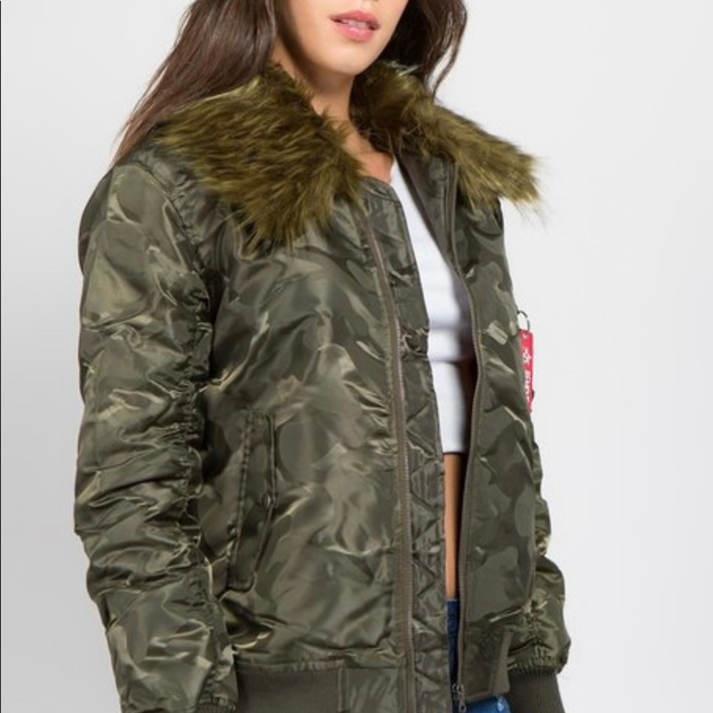 3 hr price drop! CAMO BOMBER JACKET WITH FUR. - Picture 5 of 5